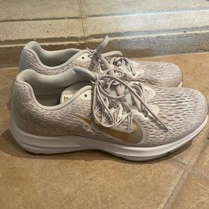 Nike zoom WINFLO 5 women’s sneakers size 9 white and gold